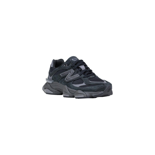 New Balance 9060 noire vue avant trois-quarts avec lacets noirs