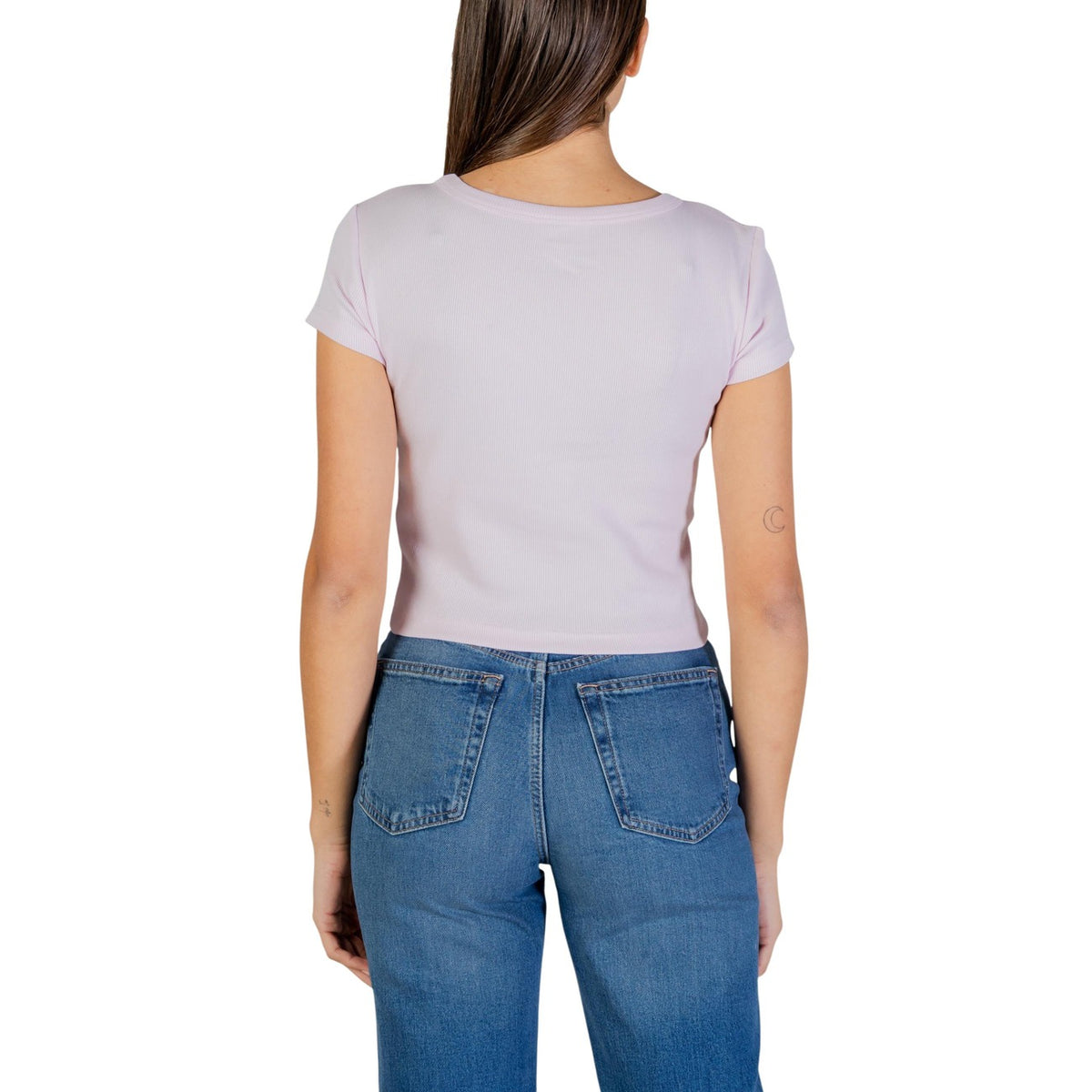 Image 2 : Détail du logo CK emblématique brodé au centre du t-shirt crop côtelé Calvin Klein Jeans lilas femme — Delvale
