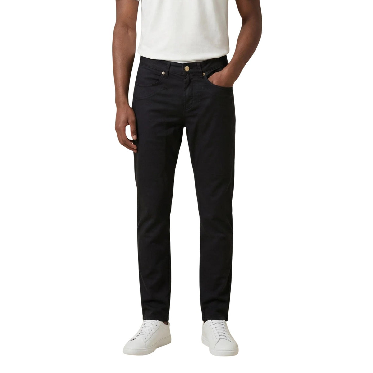 Image 9 : Tenue complète homme avec pantalon chino Jeckerson beige, t-shirt noir et sneakers blanches — Delvale