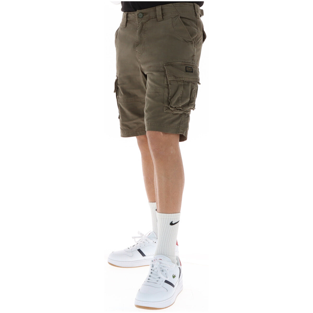 Image 3 : Détail des poches cargo latérales à rabat du bermuda Superdry homme kaki — Delvale