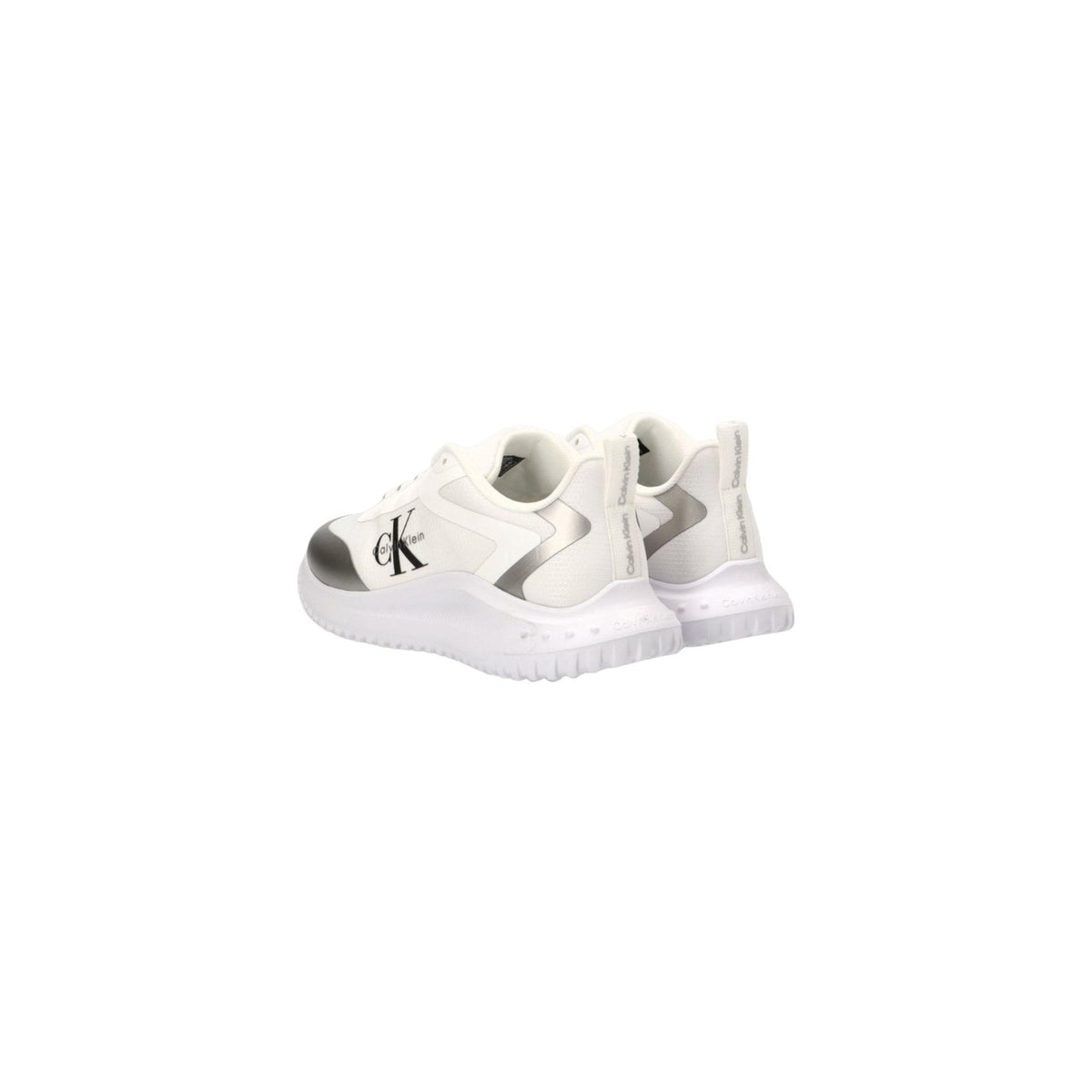 Image 4 : Paire de sneakers femme Calvin Klein Jeans blanc et argent posée sur fond blanc, vue d'ensemble mettant en valeur la silhouette chunky et le design bicolore — Delvale