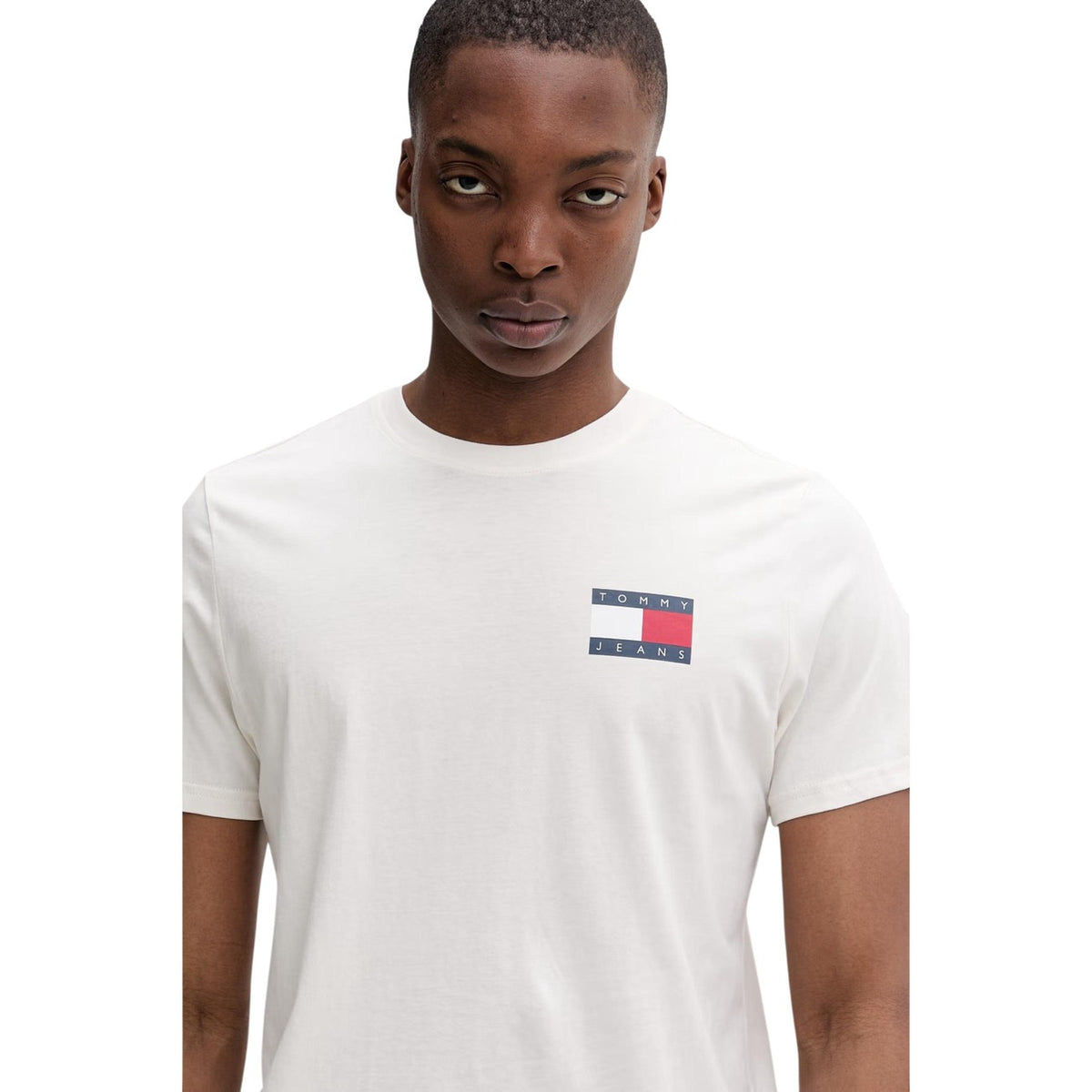 Image 4 : Vue trois quarts du t-shirt Tommy Hilfiger Jeans slim fit blanc porté par un modèle masculin — Delvale