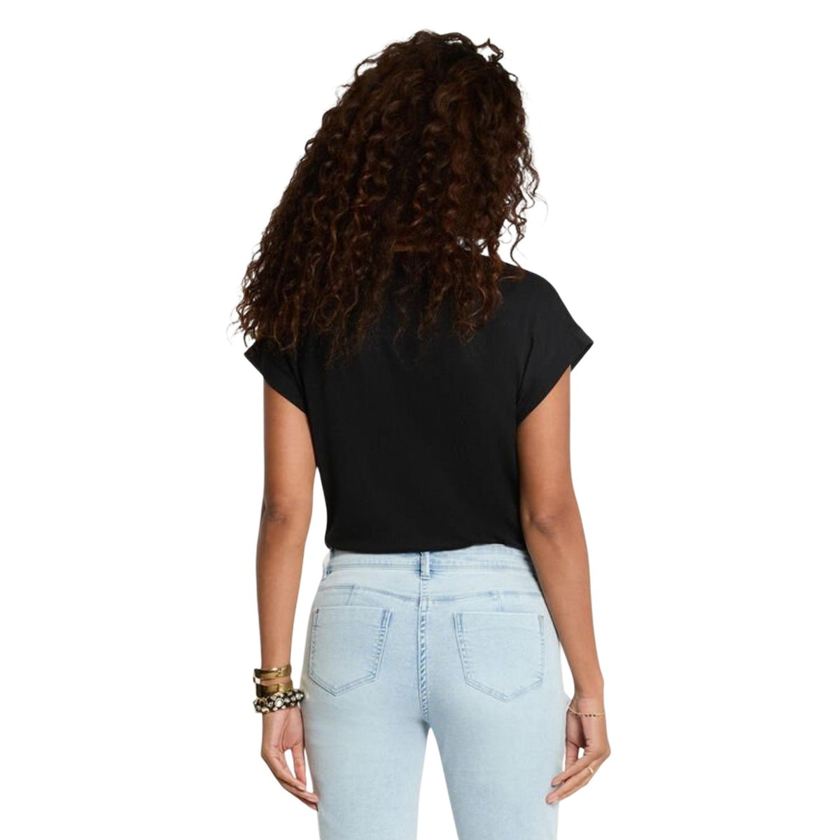 Image 2 : Vue de face du t-shirt Morgan De Toi femme noir, détail du cœur brodé en fils blancs sur la poitrine, mannequin aux cheveux bouclés — Delvale