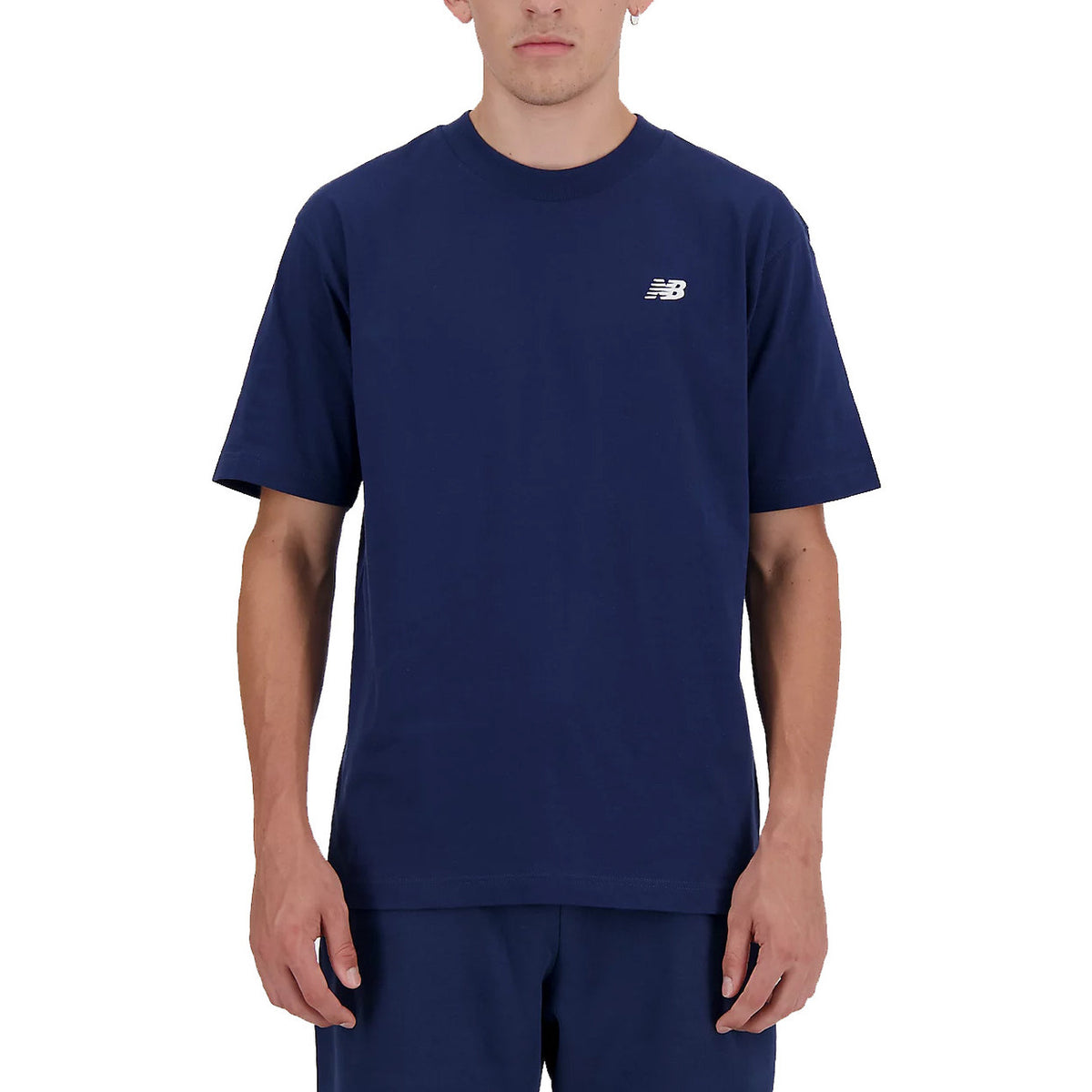 Image 6 : T-shirt New Balance homme terracotta, vue trois quarts mettant en avant la coupe et le style sportswear — Delvale