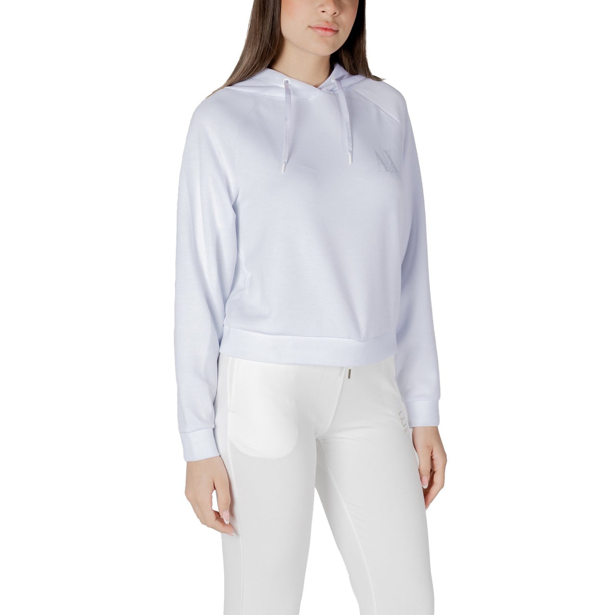 Image 3 : Vue d'ensemble du sweat à capuche crop blanc Armani Exchange, matière fluide et coupe structurante — Delvale
