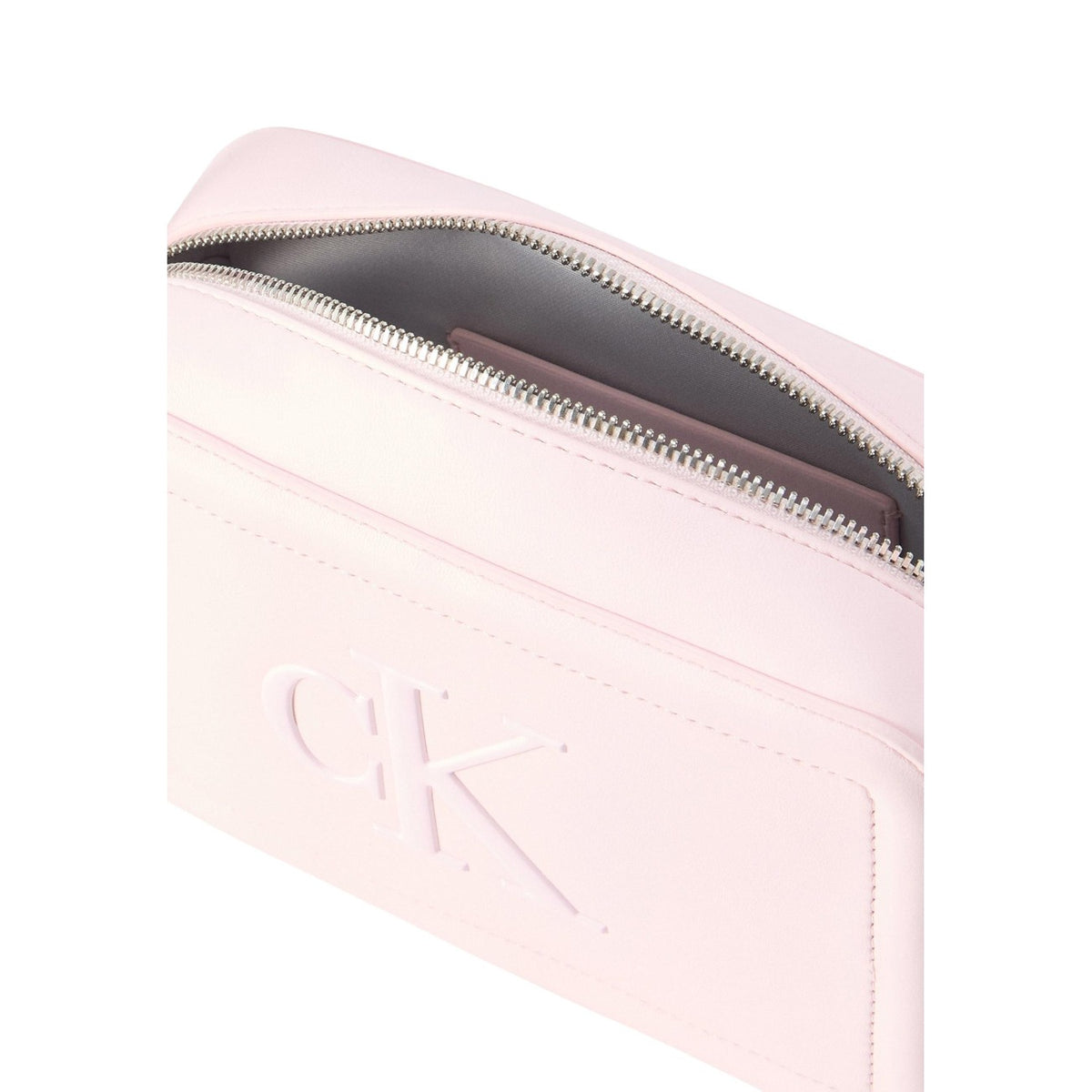 Image 3 : Mini sac bandoulière Calvin Klein rose poudré porté, vue d'ensemble — Delvale