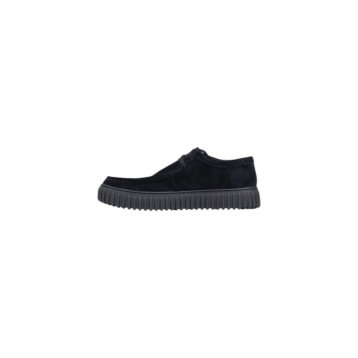 Image 3 : Modèle Clarks homme lacets suède noir, vue trois quarts avant mettant en valeur la semelle épaisse — Delvale