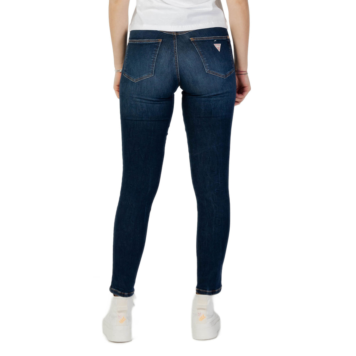 Image 2 : Détail jean bleu Guess femme slim avec finitions premium — delvale