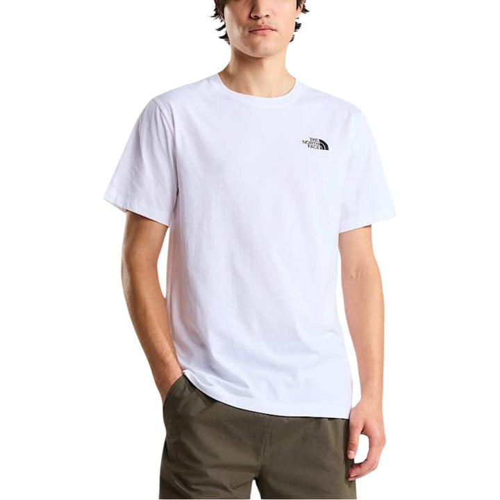 Image 1 : T-shirt The North Face homme blanc à encolure ronde avec logo brodé sur la poitrine gauche, porté sur fond blanc — Delvale