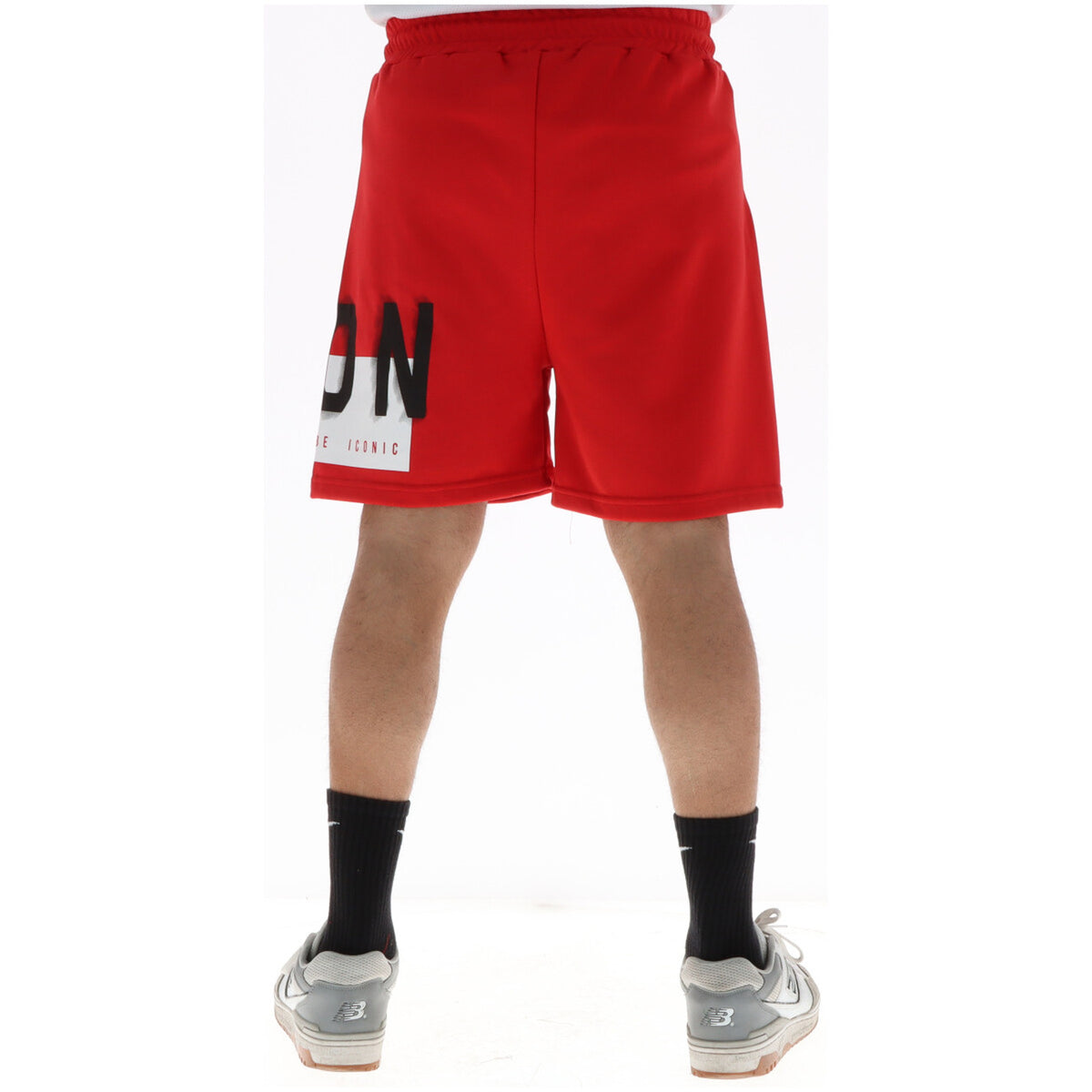 Image 2 : Vue de face du short bermuda Icon homme rouge à imprimé logo oversize, coupe classique longueur genou, poches latérales visibles — Delvale