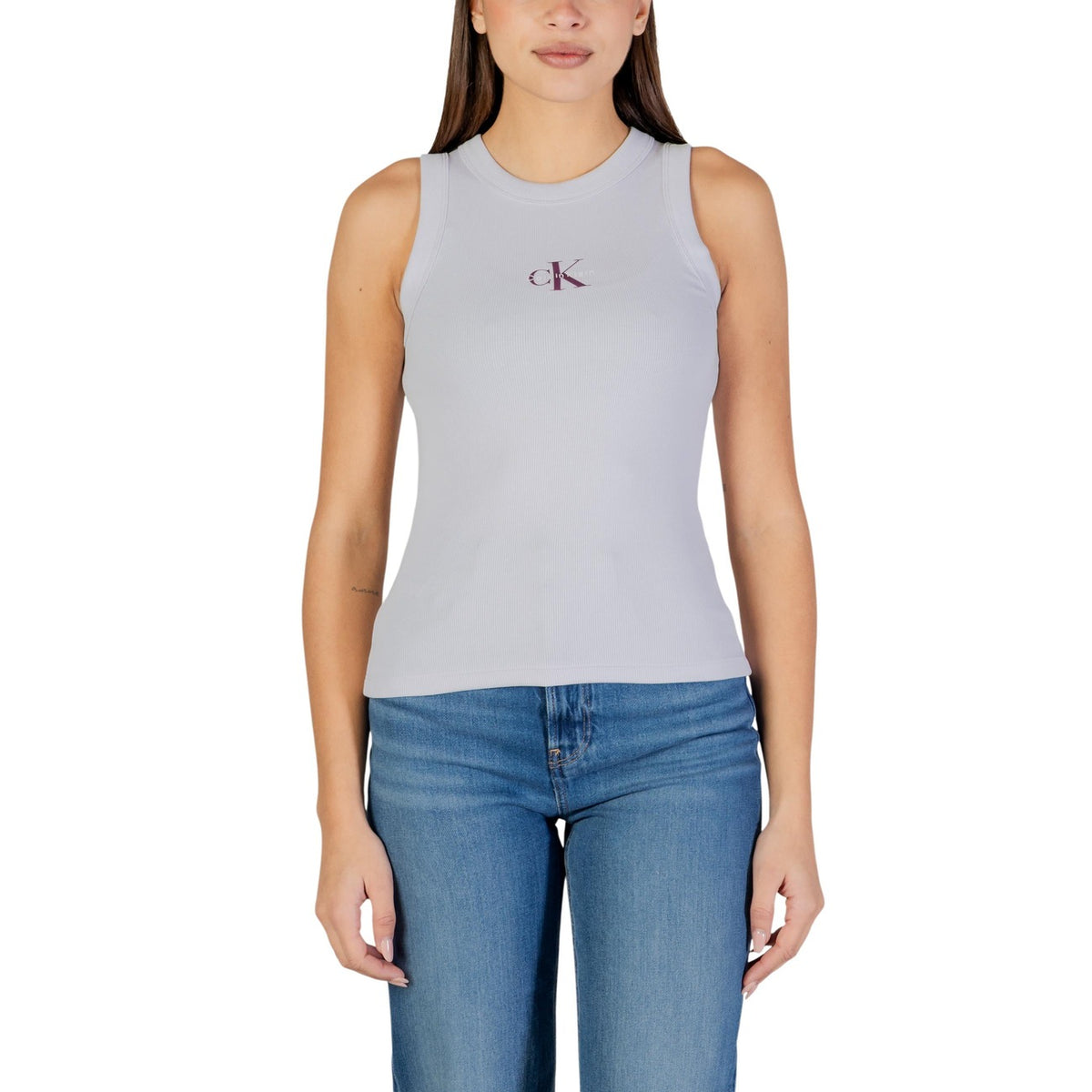 Image 2 : Vue de face du débardeur sans manches Calvin Klein Jeans femme, coupe slim col rond, coloris lilas pastel — Delvale