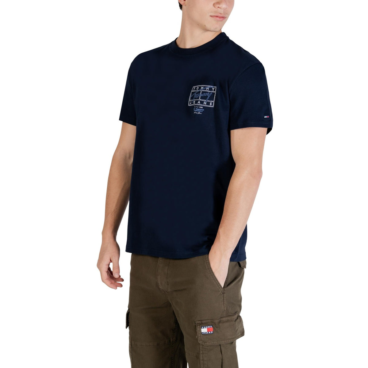 Image 3 : T-shirt Tommy Hilfiger Jeans homme bleu marine porté avec un short cargo kaki, style casual streetwear — Delvale