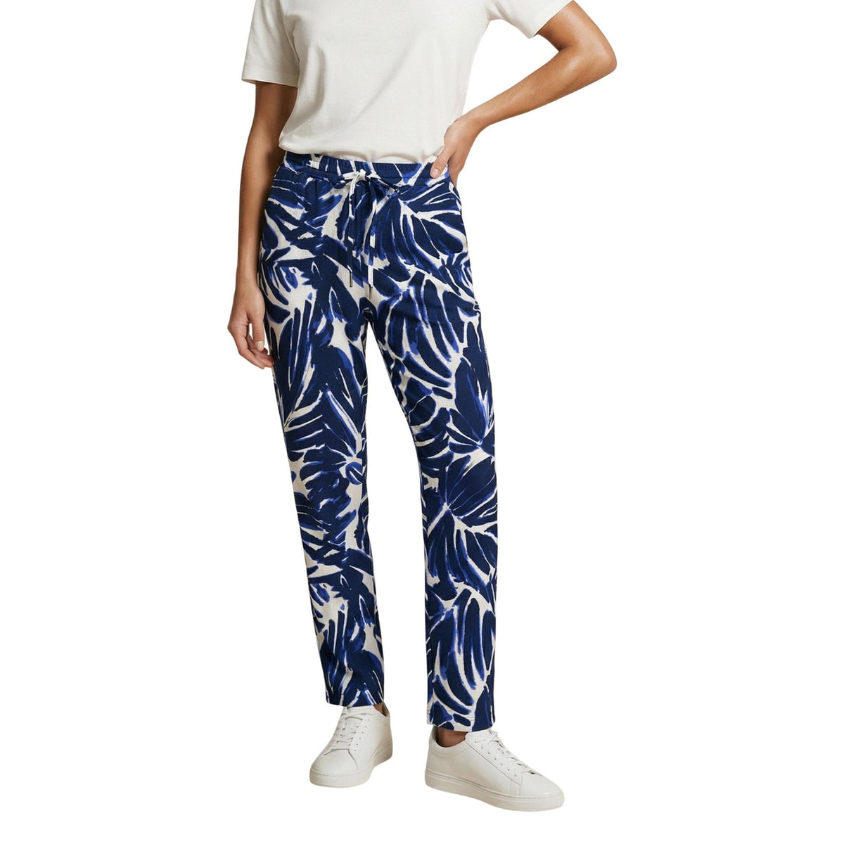 Image 6 : Look complet avec le pantalon Only léopard associé à un t-shirt blanc et des baskets blanches — Delvale