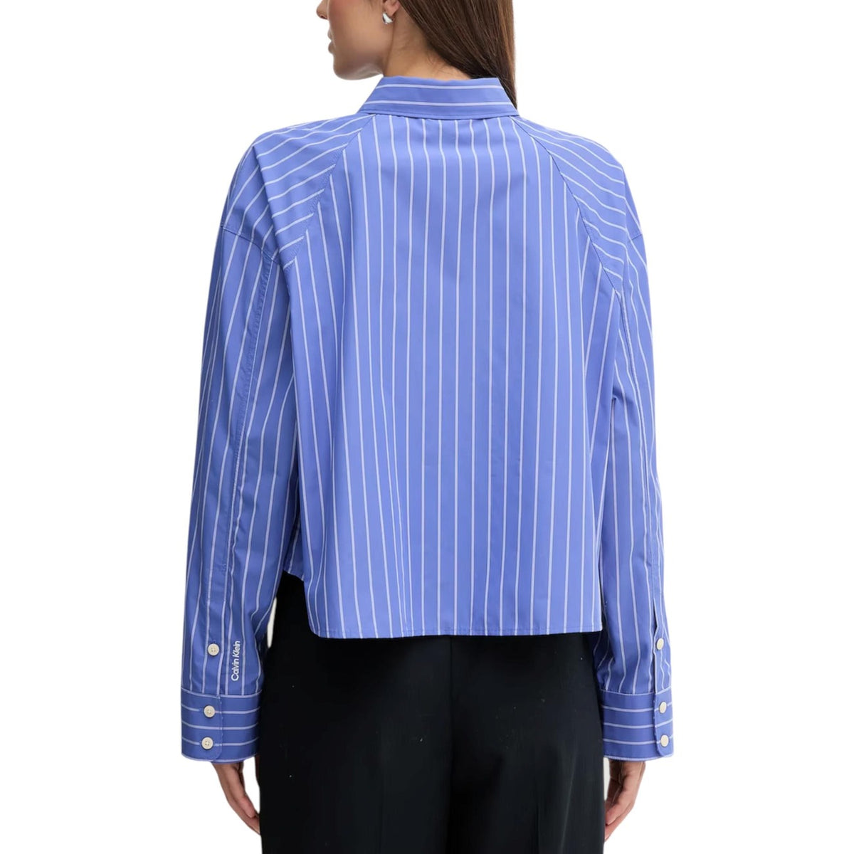 Image 2 : Chemise Calvin Klein Jeans femme rayures bleues, détail coupe féminine et boutonnage — delvale