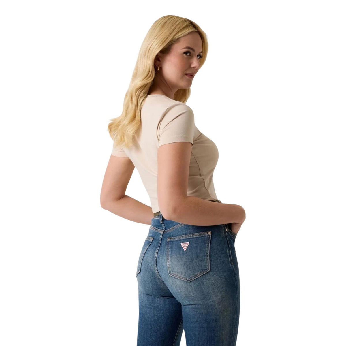 Image 4 : Vue de trois quarts du t-shirt Guess femme coupe slim manches courtes, porté avec un jean taille haute — Delvale