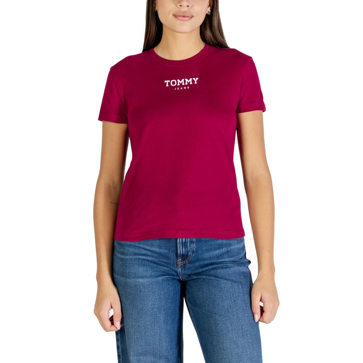 Image 5 : T-shirt blanc Tommy Hilfiger Jeans femme porté avec jean coton organique — delvale