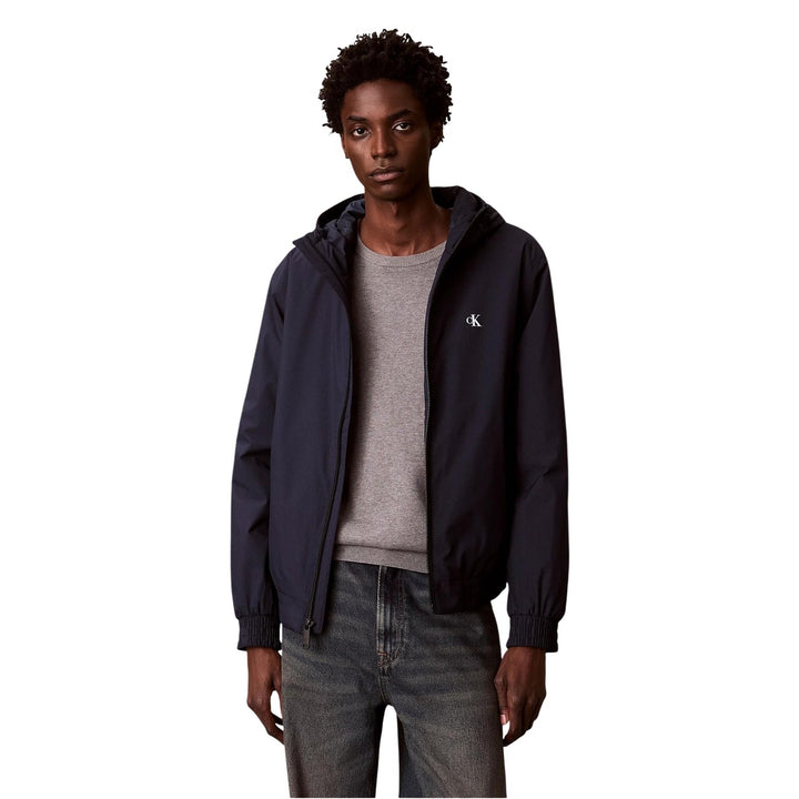 Image 1 : Veste Calvin Klein Jeans homme bleu marine à capuche, vue de face sur fond neutre — Delvale