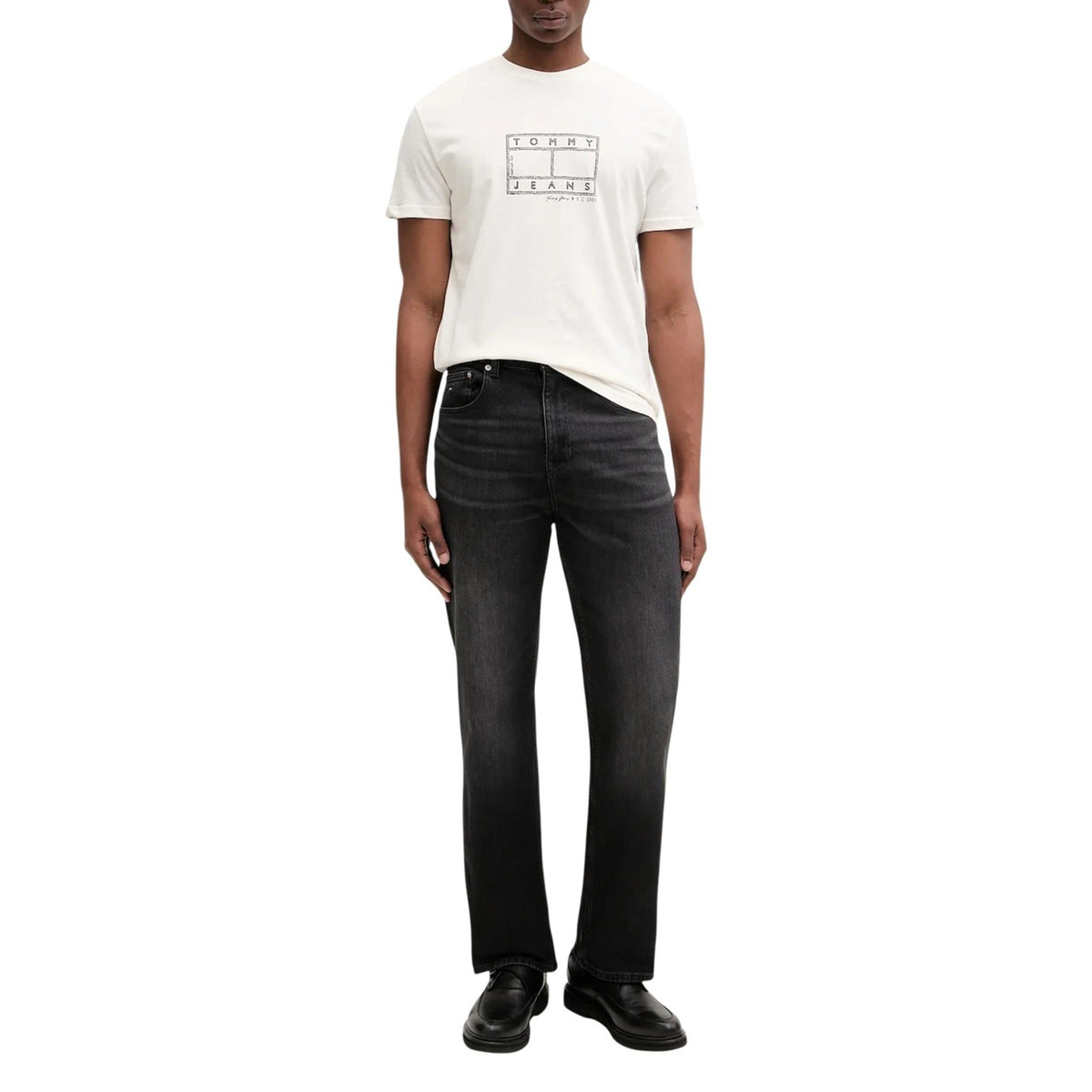 Image 4 : Look casual masculin avec t-shirt Tommy Hilfiger Jeans écru et jean délavé noir, style streetwear urbain — Delvale