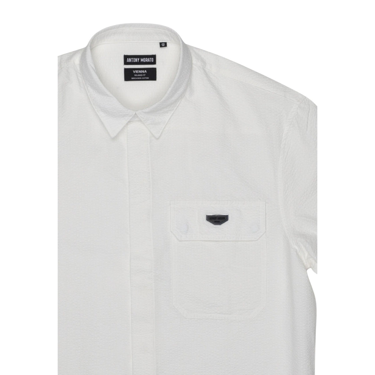 Image 3 : Détail de la poche poitrine avec plaquette métal logoté Antony Morato sur chemise blanche texturée — Delvale