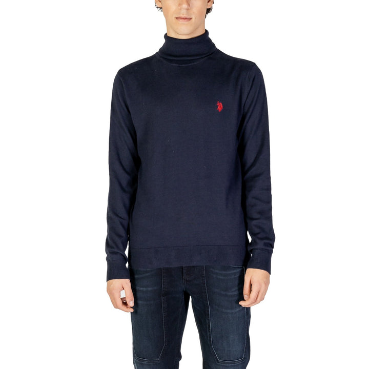 Image 1 : Pull col roulé homme U.S. Polo Assn. en bleu marine avec logo cavalier brodé rouge, vue de face — Delvale