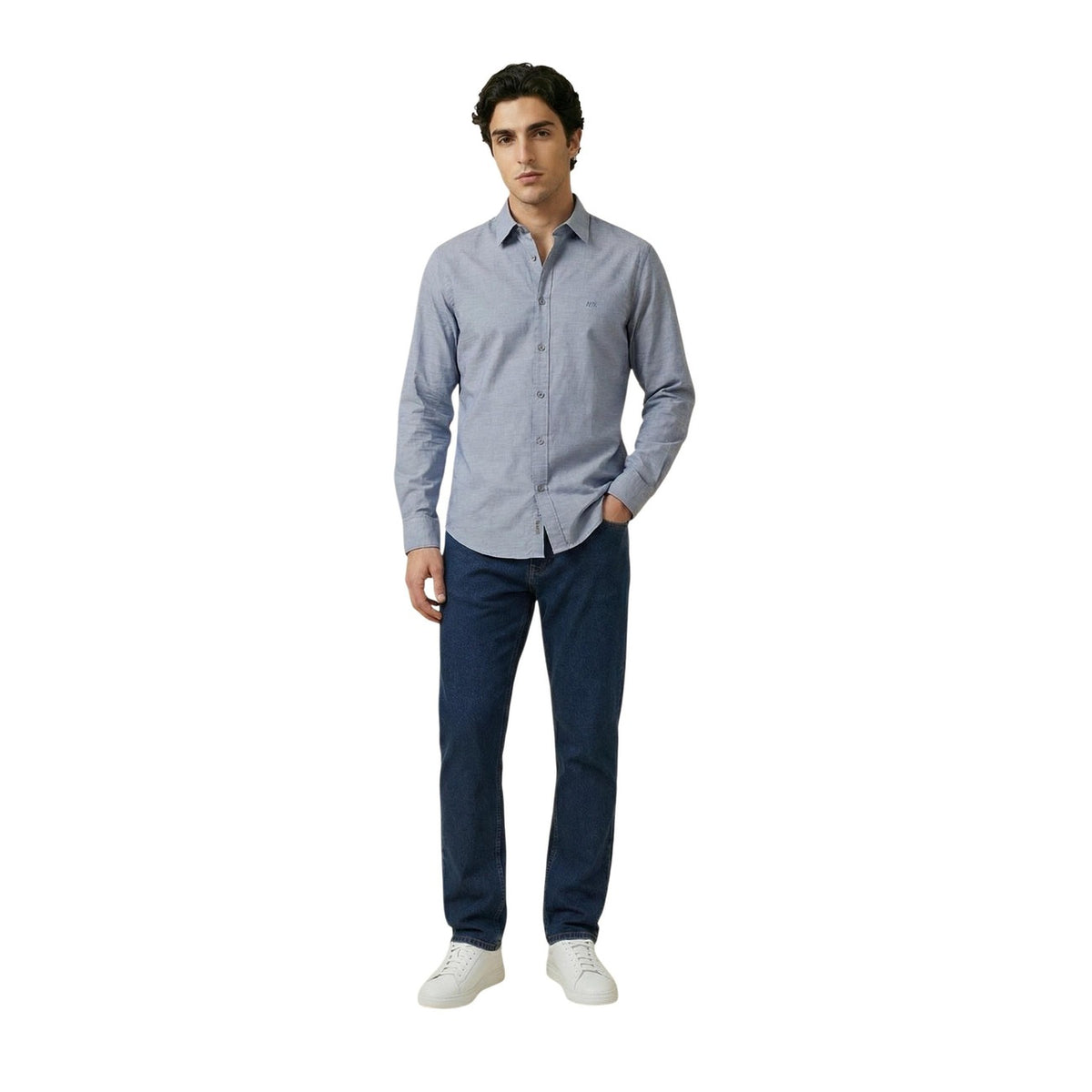 look complet face bleu :
Chemise Armani Exchange homme bleu chambray, col classique, fermeture boutons, silhouette complète vue de face — Delvale