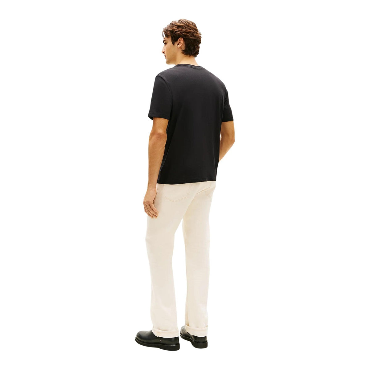 Image 5 : Look complet avec t-shirt noir Tommy Hilfiger Jeans logo et pantalon clair, ambiance décontractée élégante — Delvale