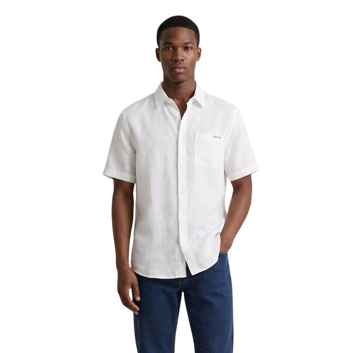 Image 1 : Chemise Calvin Klein Jeans homme blanche en lin manches courtes, vue de face portée avec un jean brut — Delvale