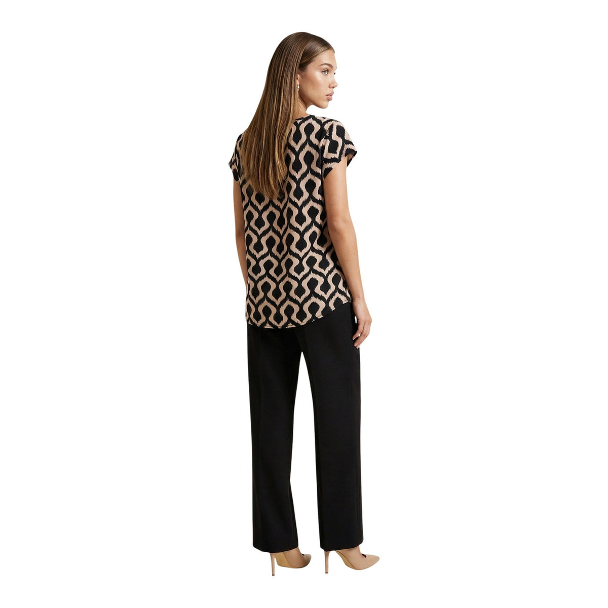 Image 4 : Blouse Only femme portée avec un pantalon noir, style féminin décontracté — Delvale