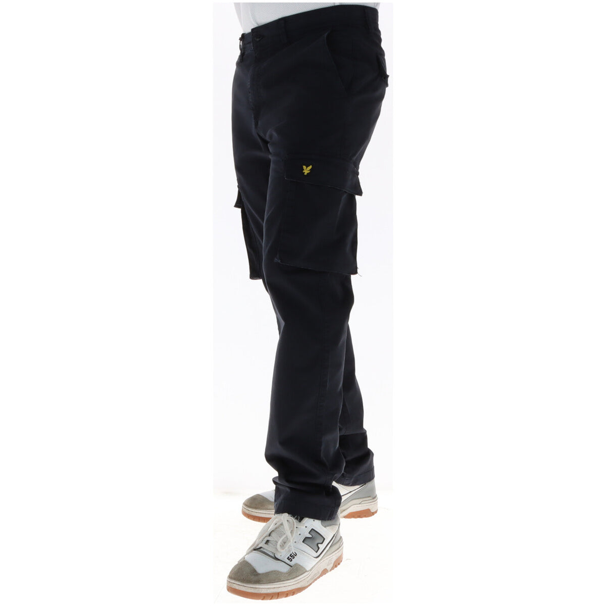 Image 3 : Vue de trois quarts du pantalon cargo Lyle & Scott homme, coupe droite moderne en coton bleu marine — Delvale