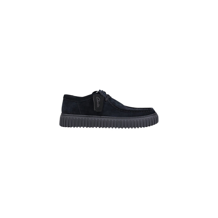 Image 1 : Chaussure lacet Clarks homme en suède noir, semelle épaisse crantée, vue de profil droit — Delvale