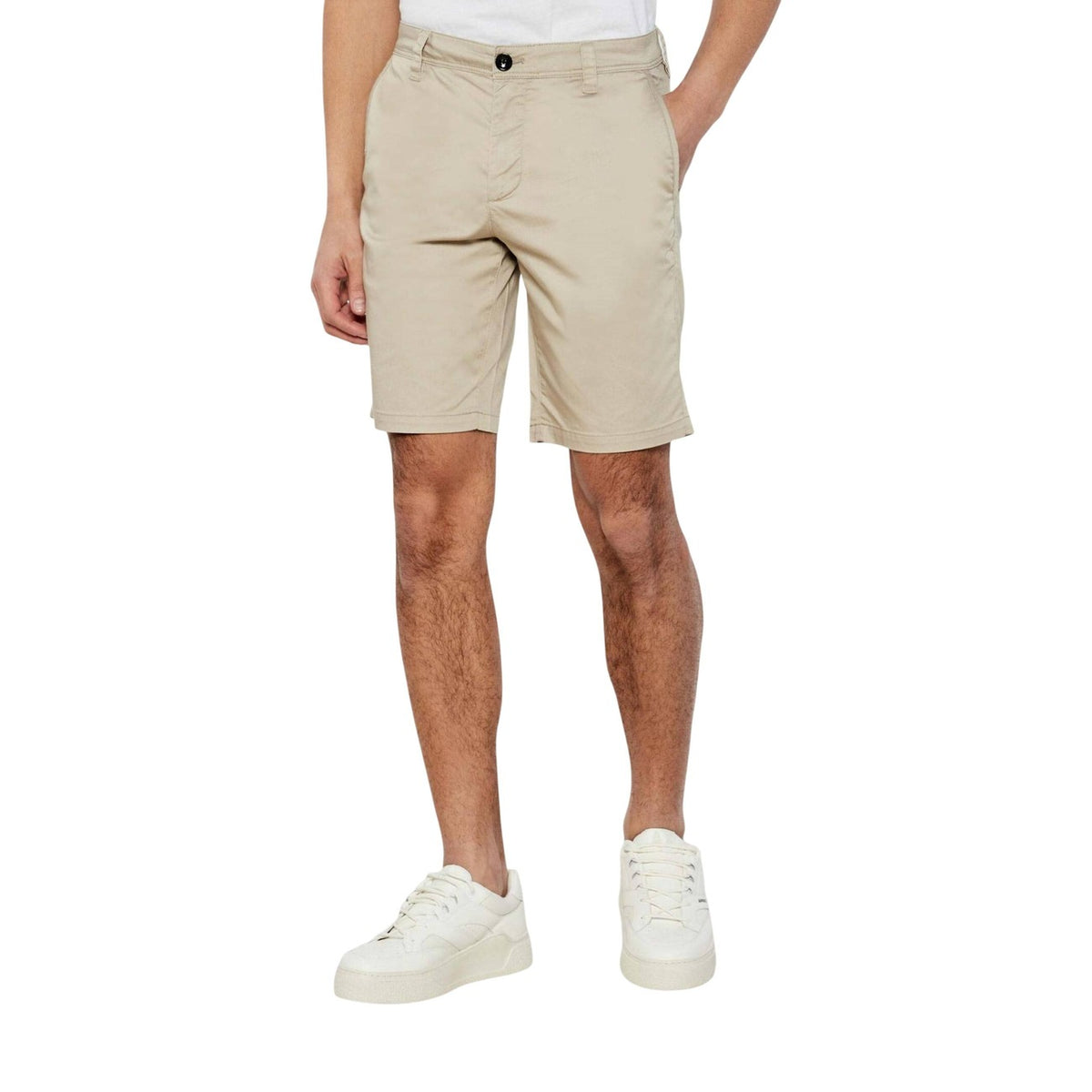 Image 1 : Bermuda chino cargo Armani Exchange homme coloris beige sable, coupe droite longueur genou, porté avec t-shirt blanc et baskets blanches — Delvale
