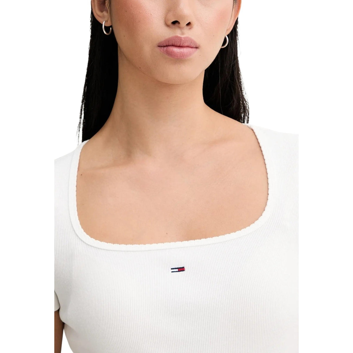 Image 2 : Vue de face du t-shirt femme Tommy Hilfiger Jeans blanc col carré, coupe ajustée sur mannequin — Delvale