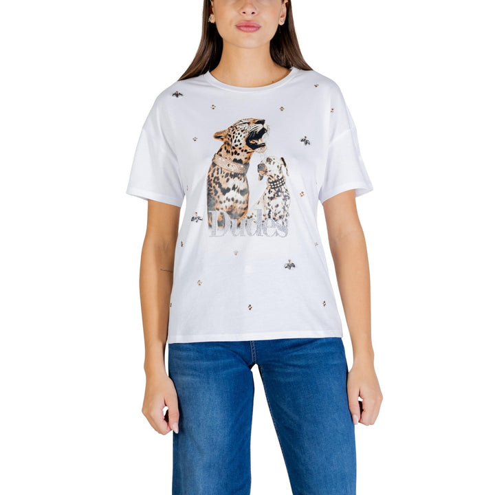 Image 1 : T-shirt Liu Jo femme blanc à manches courtes avec imprimé léopard et dalmatien, inscription Dudes en strass argentés et micro-clous dorés, porté avec un jean bleu — Delvale