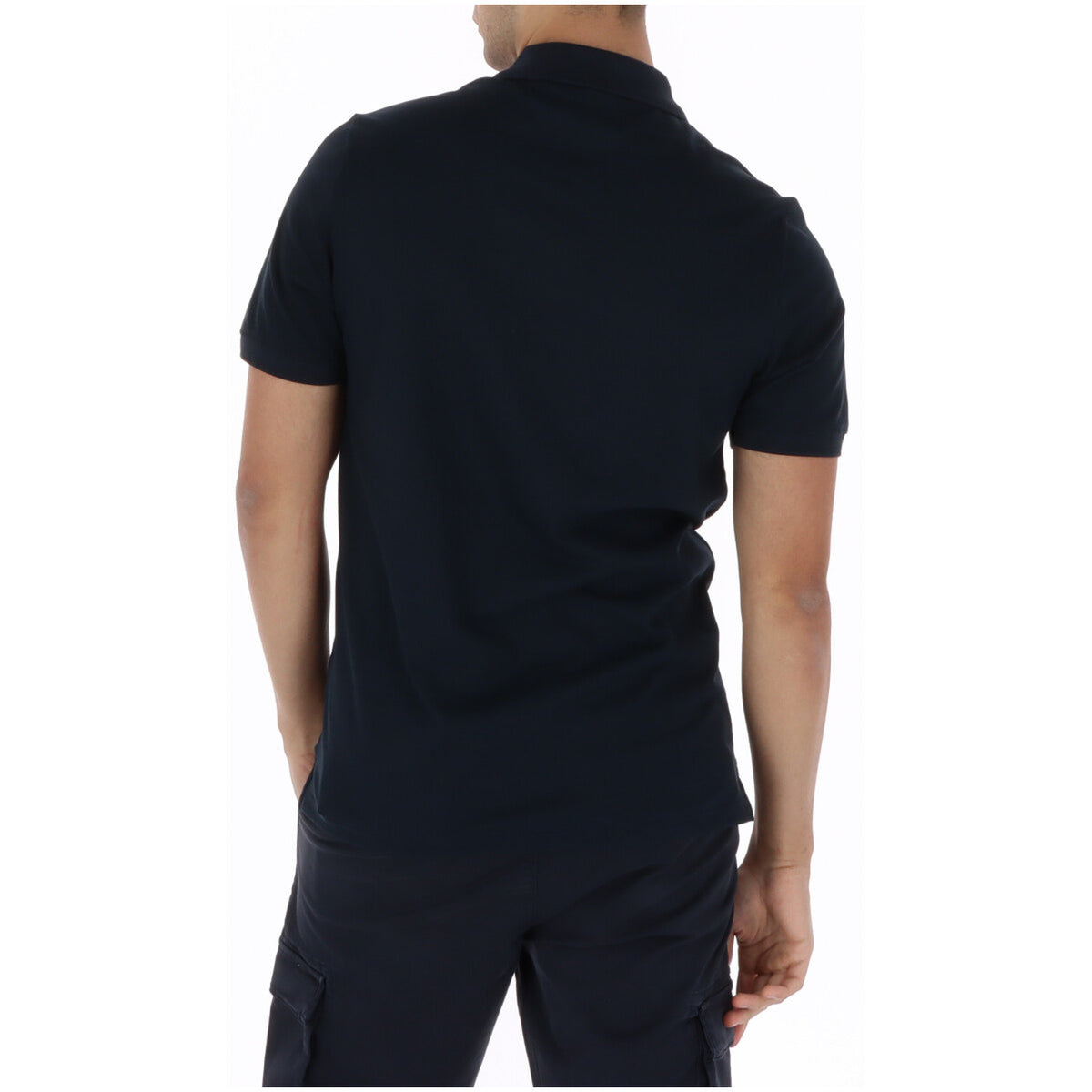 Image 2 : Polo manches courtes Lyle & Scott bleu marine porté sur mannequin masculin, détail col et liseré blanc contrasté, coupe ajustée — Delvale