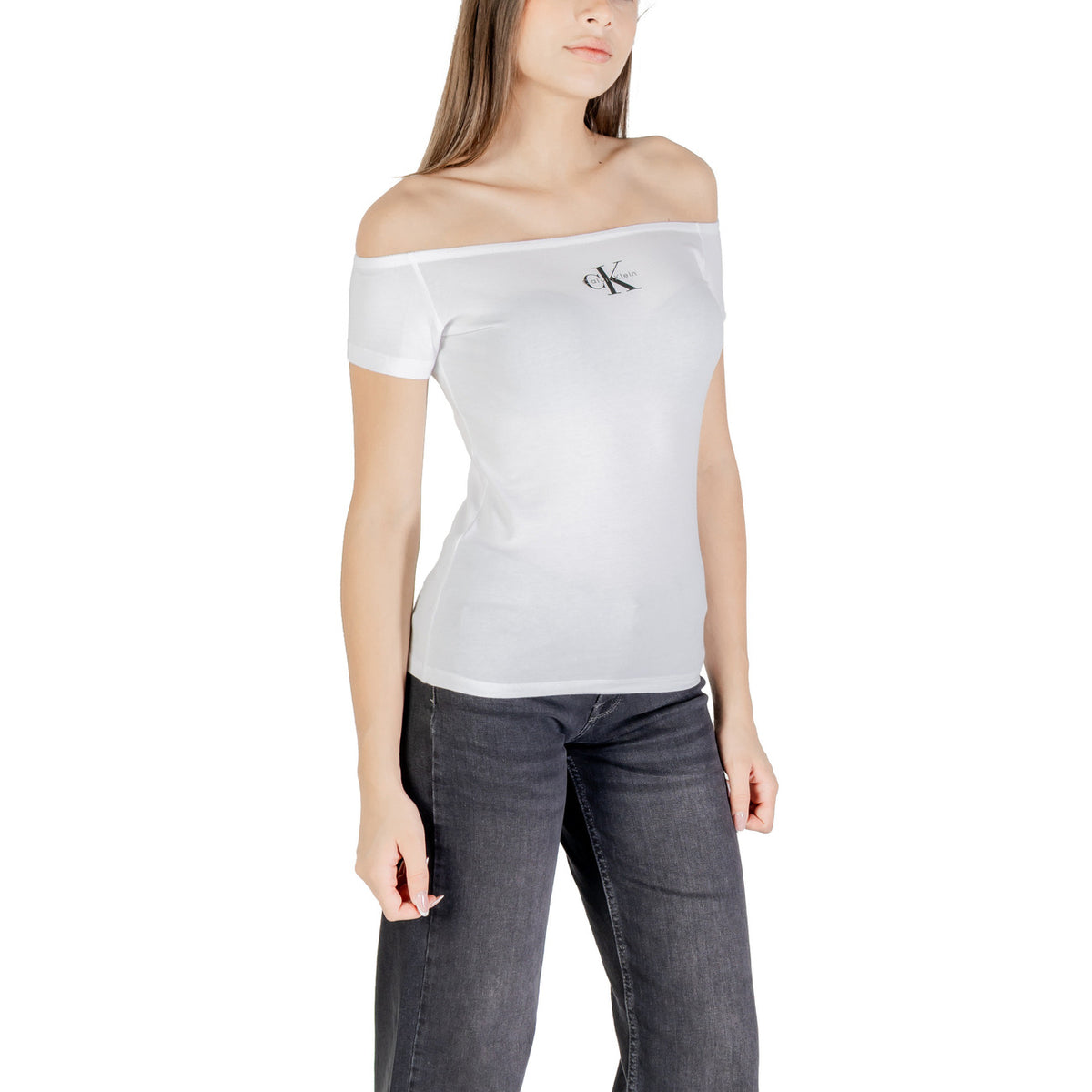 Image 3 : T-shirt Calvin Klein Jeans blanc femme porté, coupe flatteuse col bateau — delvale