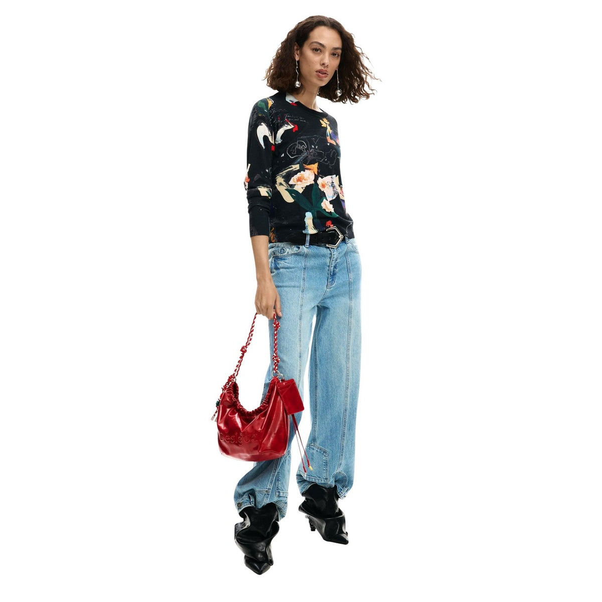 Image 2 : Détail du sac Desigual rouge laqué montrant le logo gaufré et la finition vernie — delvale