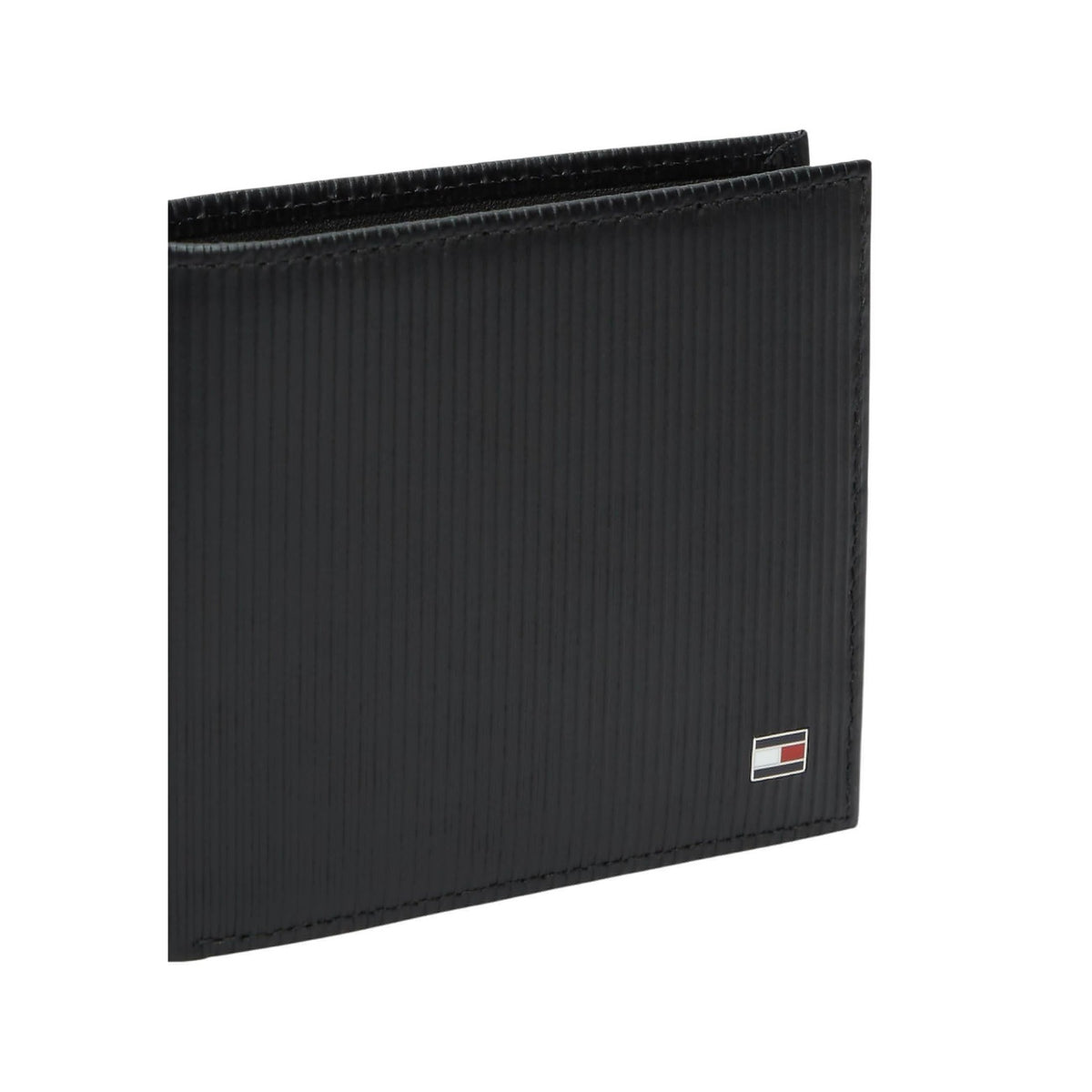 Image 3 : Portefeuille Tommy Hilfiger homme cuir noir, vue trois quarts montrant le volume et le format compact — Delvale