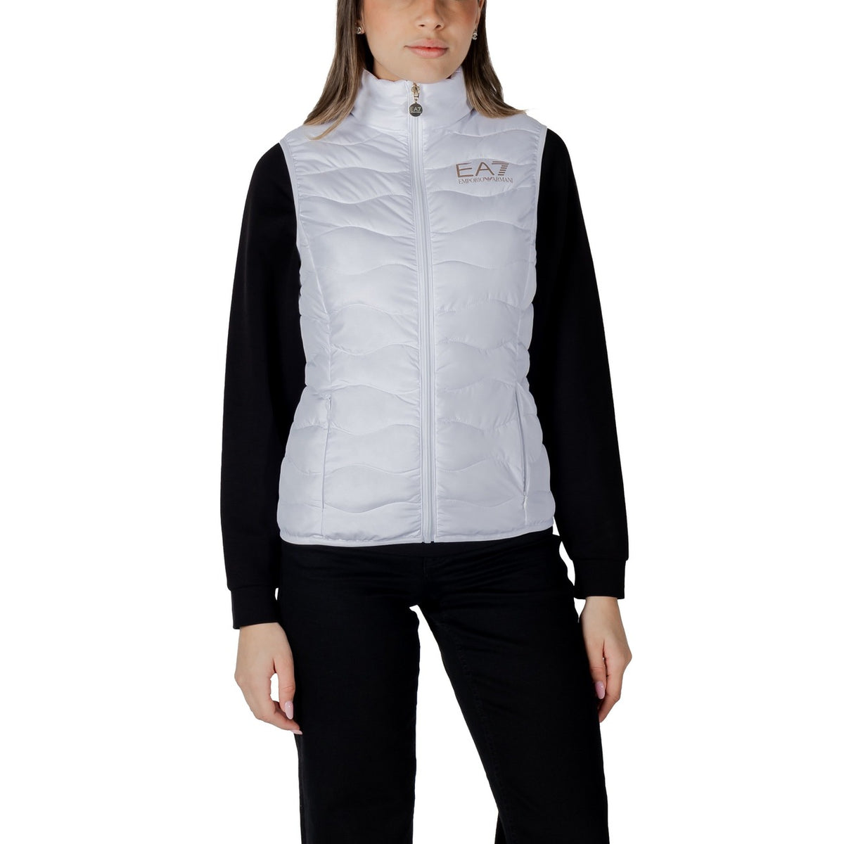 Image 5 : Gilet EA7 beige femme porté, style sportif chic décontracté — delvale