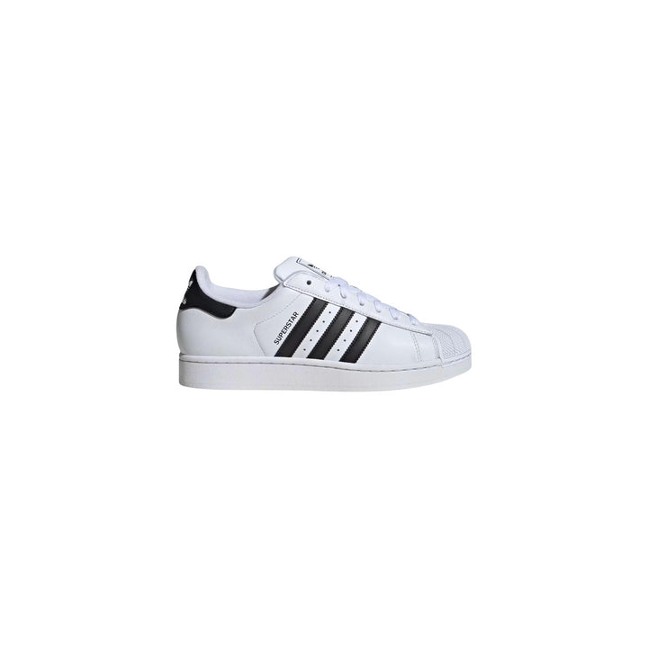 Image 1 : Adidas Originals Superstar vue de profil droit — tige cuir blanc, trois bandes noires et semelle shell toe iconique — Delvale
