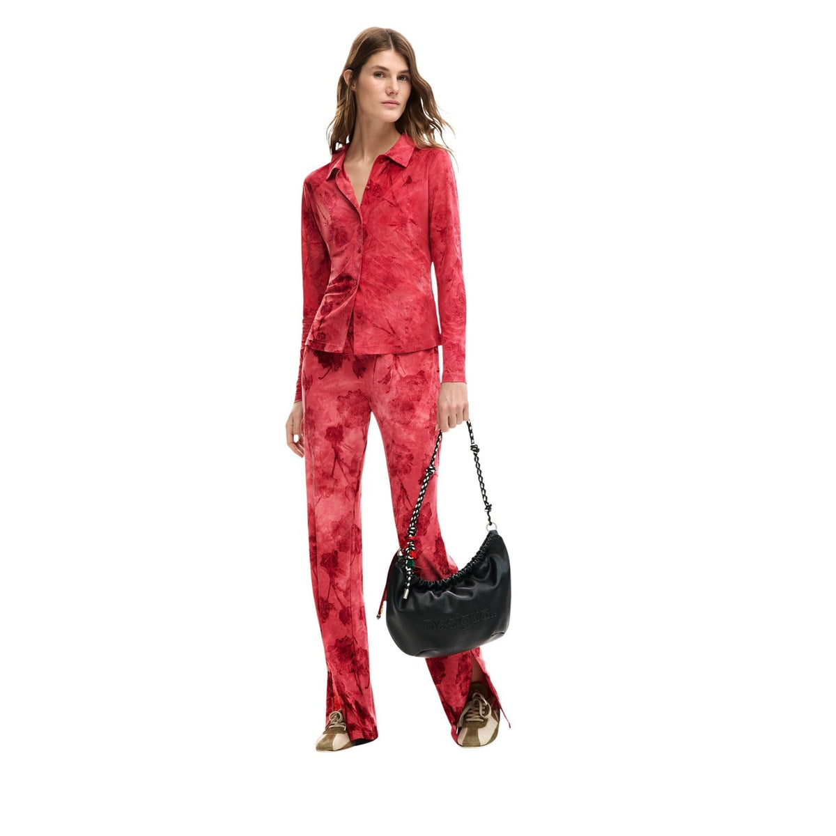 Image 2 : Détail du sac Desigual forme organique en similicuir noir plissé avec breloques décoratives — Delvale