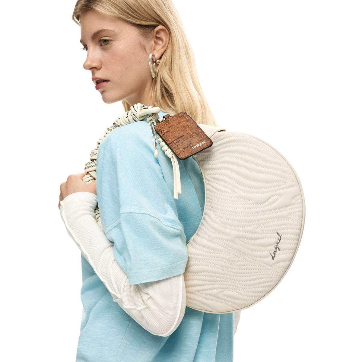 Image 2 : Détail sac Desigual femme beige croco gaufré forme sculptural avec zip et anse froncée — delvale