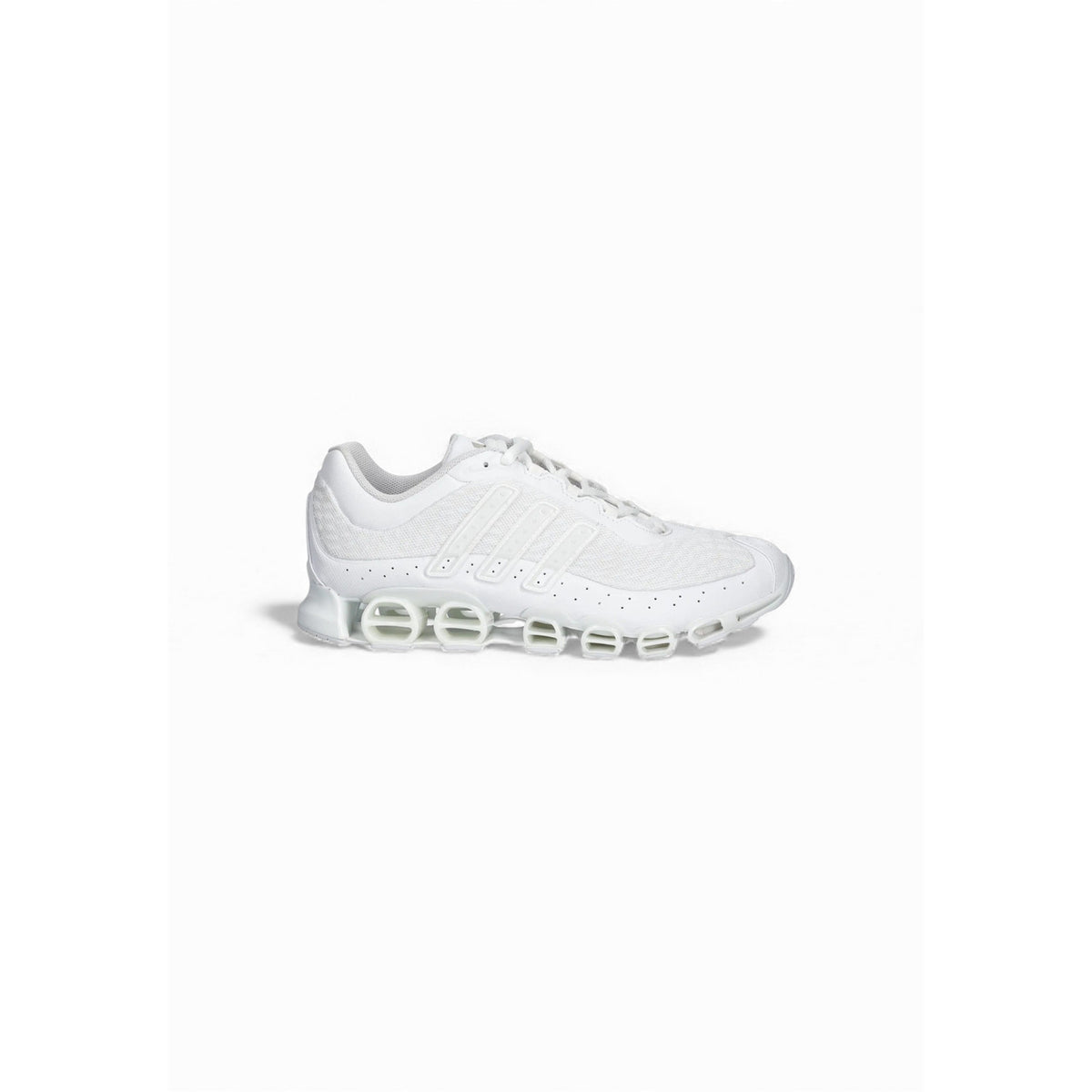 Image 1 : Basket Adidas Originals homme blanche vue de profil gauche, semelle sculptée ajourée aux bulles ovales entrelacées et tige en mesh perforé — Delvale