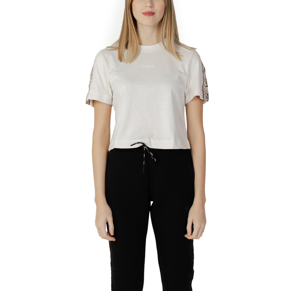 T-shirt crop Guess Active femme blanc, bandes monogramme Guess beige rosé sur les épaules et manches, logo GUESS ton sur ton centré poitrine