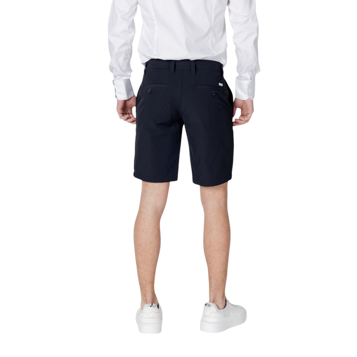 Image 2 : Bermuda Armani Exchange homme bleu marine, vue de dos montrant les poches arrières et la ceinture à passants — Delvale