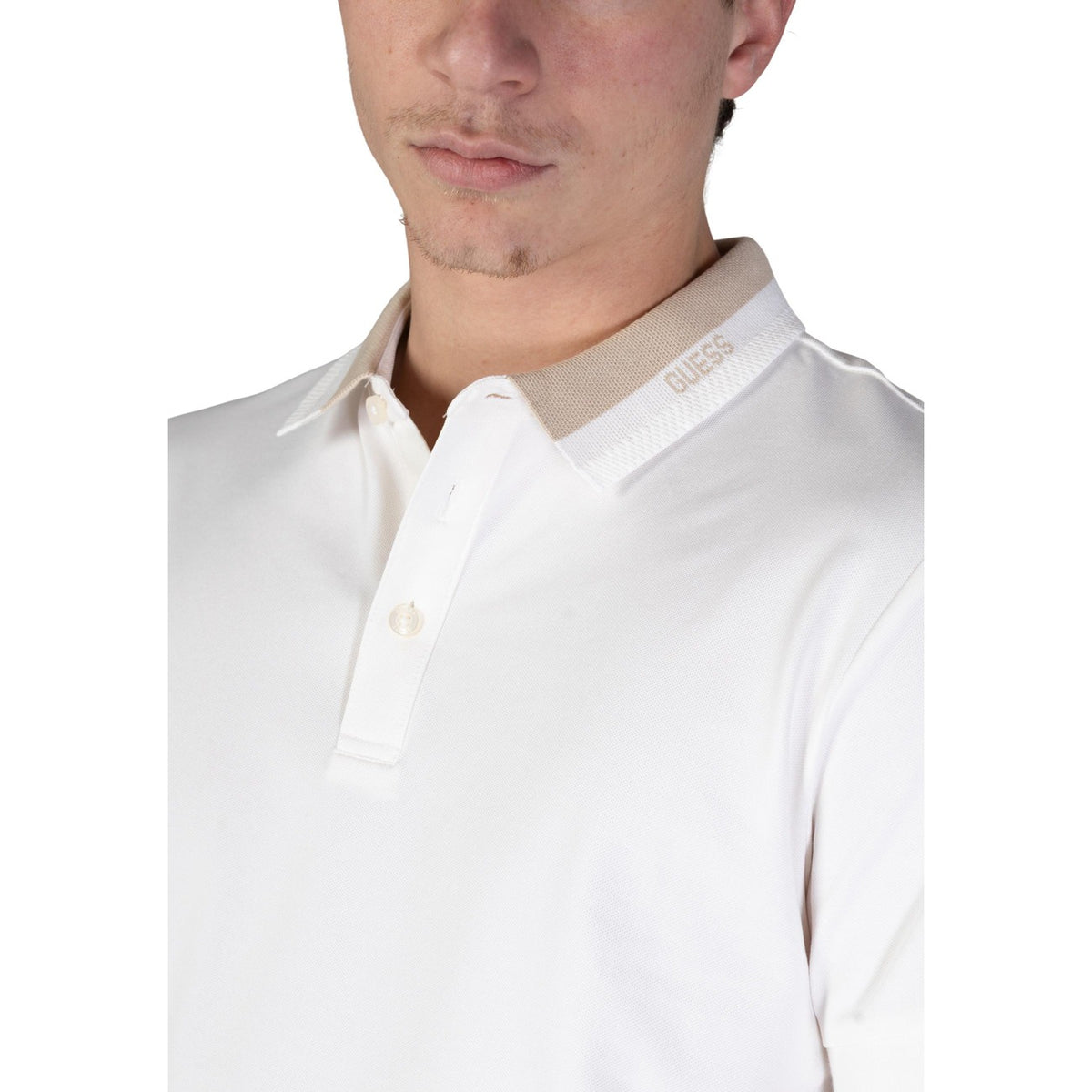 Image 5 : Vue rapprochée du boutonnage et de la texture piqué de coton du polo Guess homme — Delvale