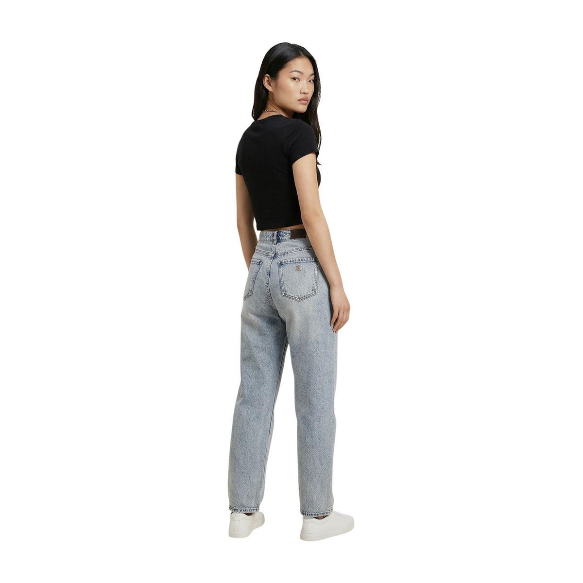 Image 3 : Vue de face t-shirt noir Calvin Klein Jeans femme coupe ajustée — delvale