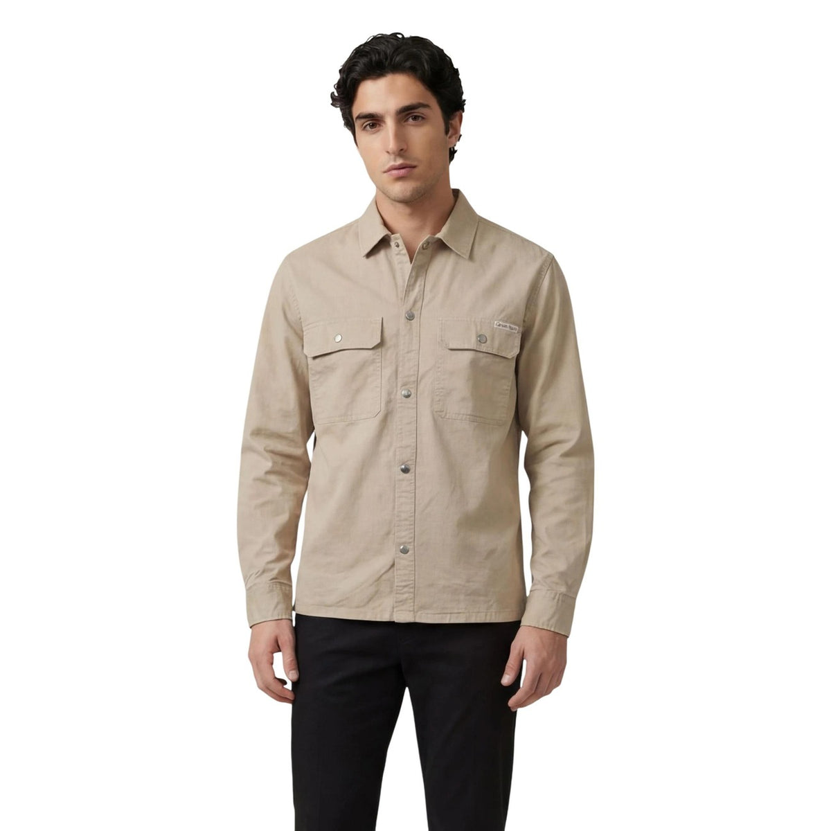 Image 4 : Chemise Calvin Klein Jeans noire homme portée, style urbain contemporain — Delvale