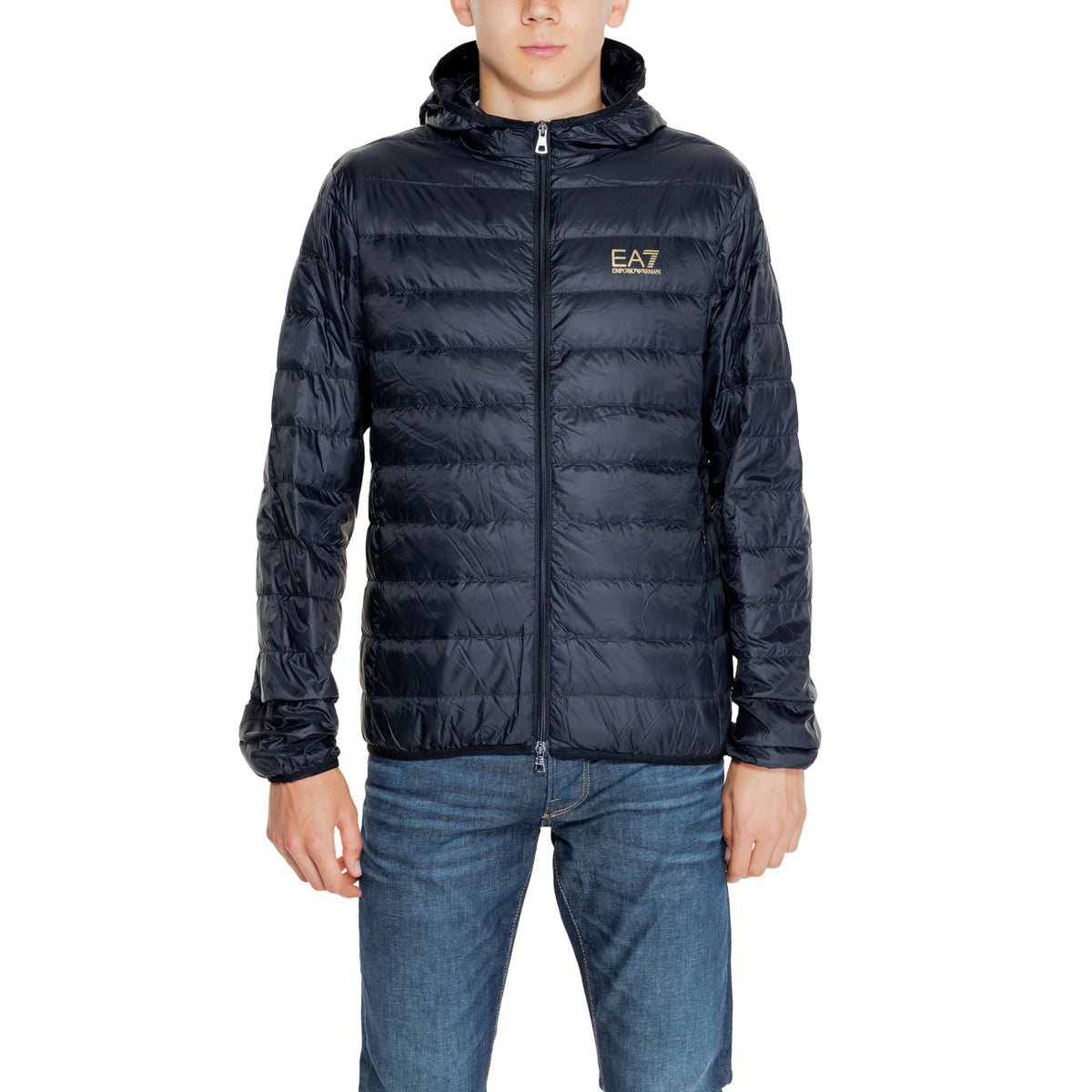 Image 4 : Veste EA7 homme bleue monochrome portée, style sportif élégant — Delvale
