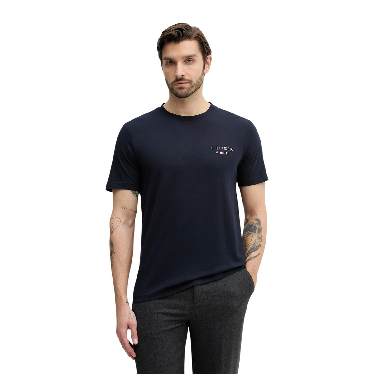 Image 5 : Vue de trois quarts du t-shirt rouge Tommy Hilfiger Jeans homme, col rond structuré visible — Delvale