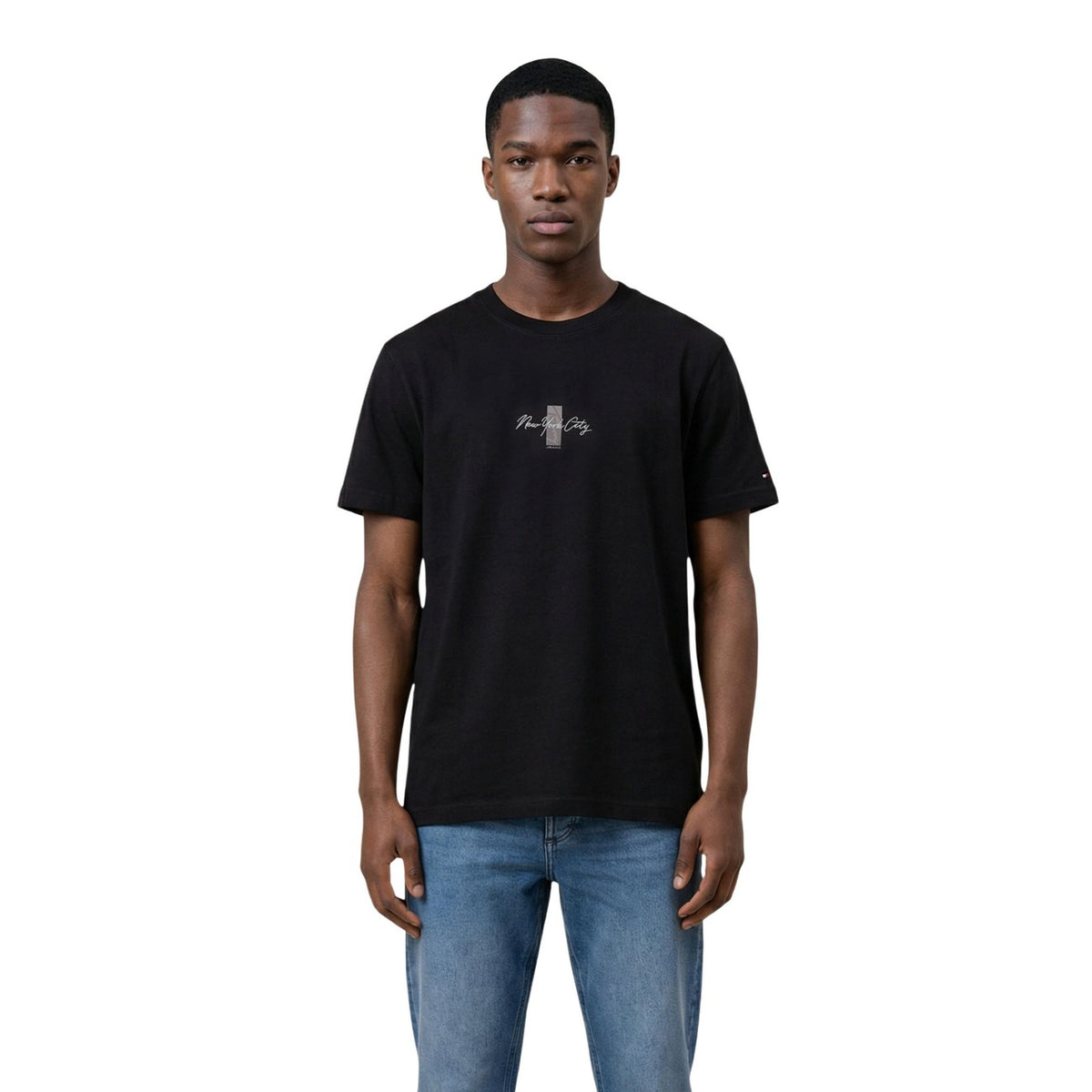 Image 4 : T-shirt Tommy Hilfiger Jeans homme blanc porté, style décontracté — Delvale